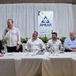 Prefeito Carlos Gil lidera avaliação de demandas do Vale do Ivaí na reunião da Amuvi na 20ª Expovale
